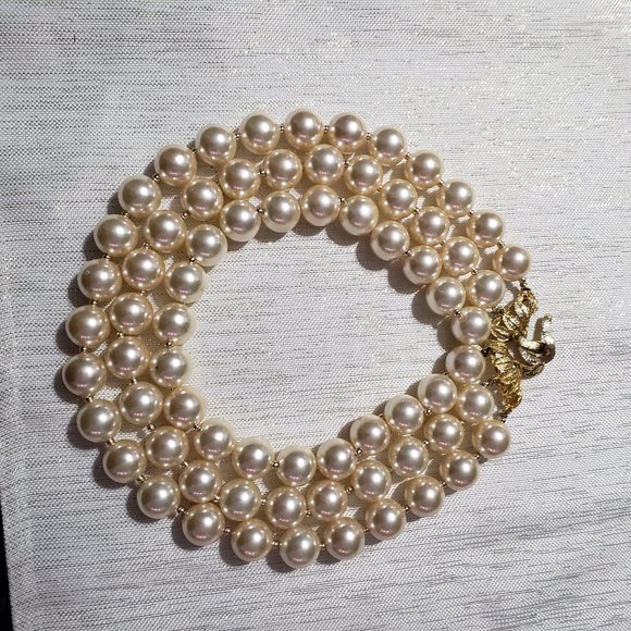 Vintage Necklace Pearls. The faux "pearls" are the size of a dime. 17" long. - Picture 4 of 8
